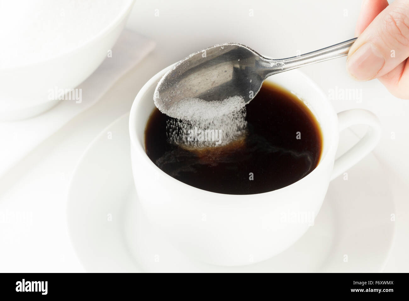 Löffel Zucker in Kaffeetasse gegossen Stockfoto