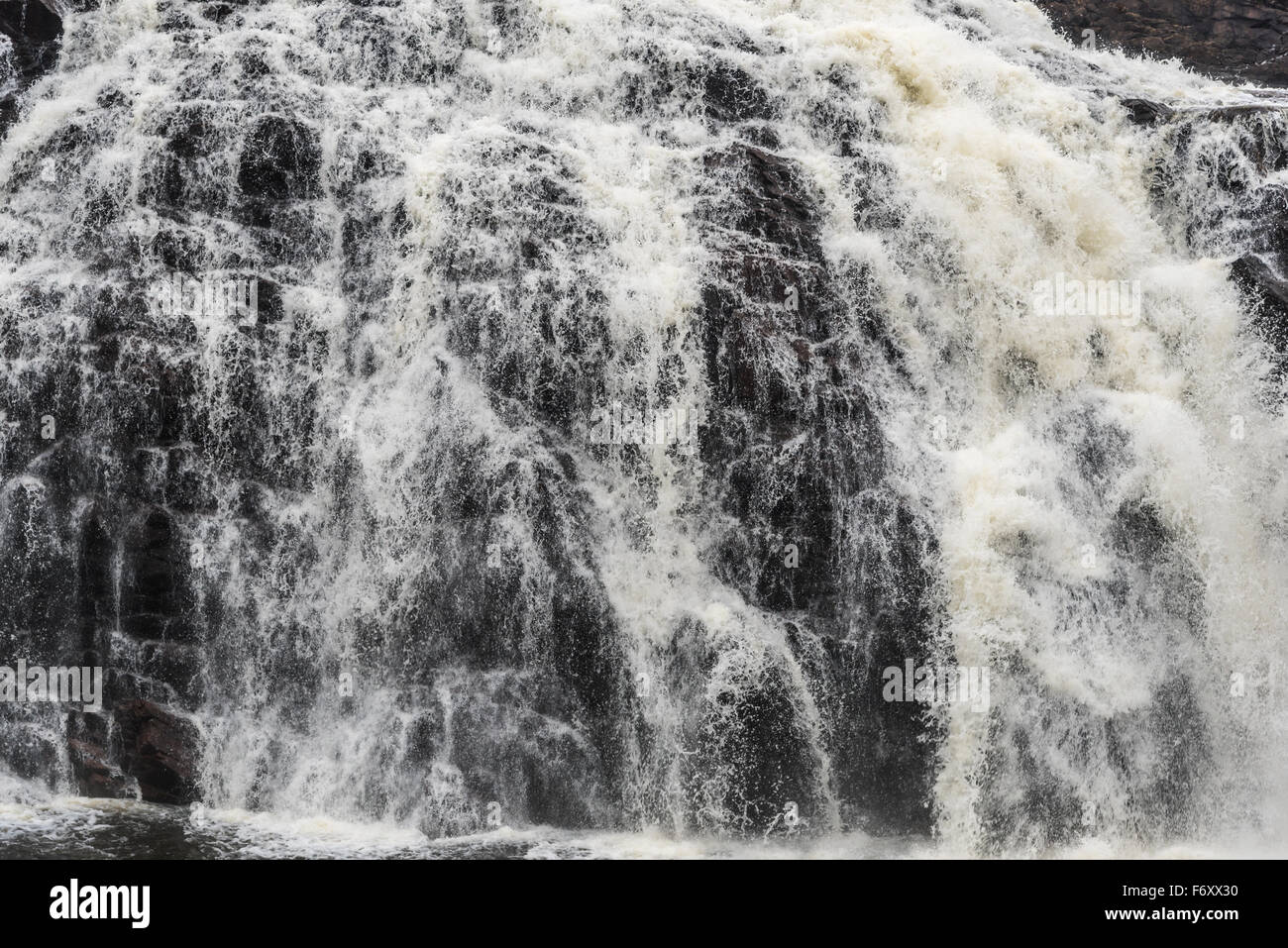 Herabstürzende Wasser über die Felsen in High Falls in der Nähe von Lake Superior. Stockfoto