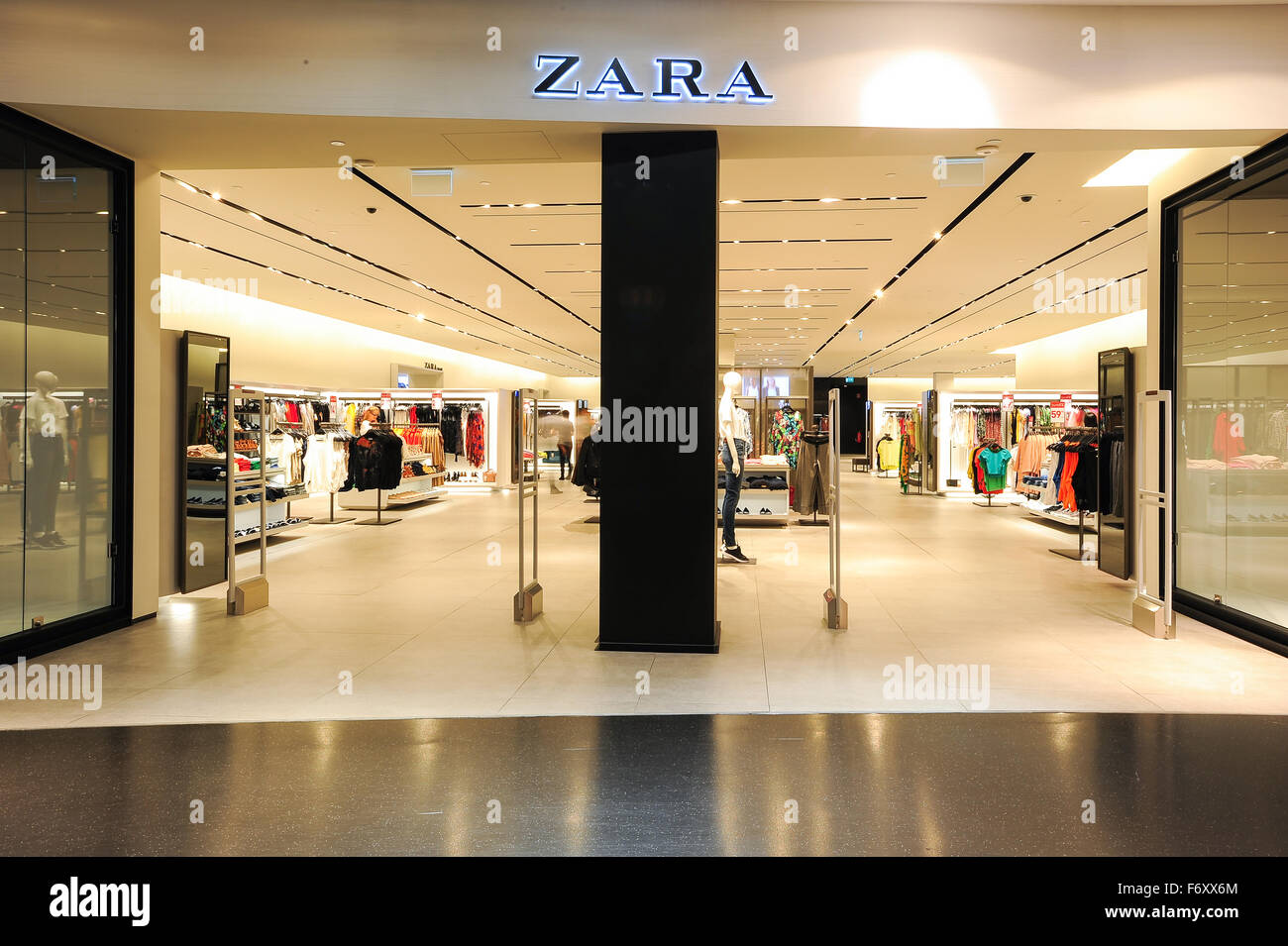 Lugano, Schweiz - 17. Juli 2014: Innenausbau von Zara Kleidung Mode auf der  Mall von Lugano in der Schweiz Stockfotografie - Alamy