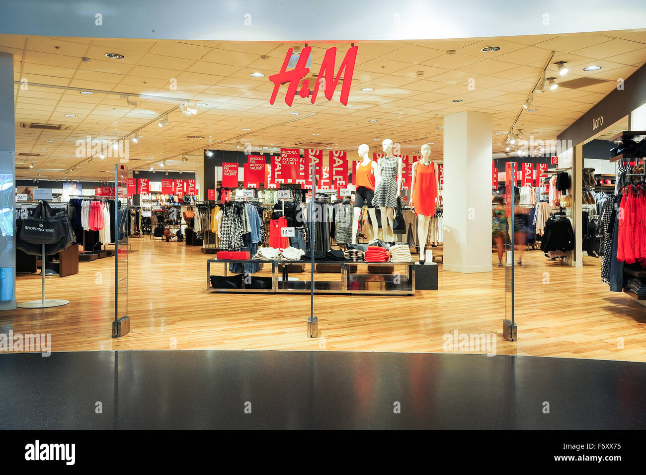 Lugano, Schweiz - 17. Juli 2014: innen H & M Mode Kleidung Shop auf der  Mall von Lugano in der Schweiz Stockfotografie - Alamy