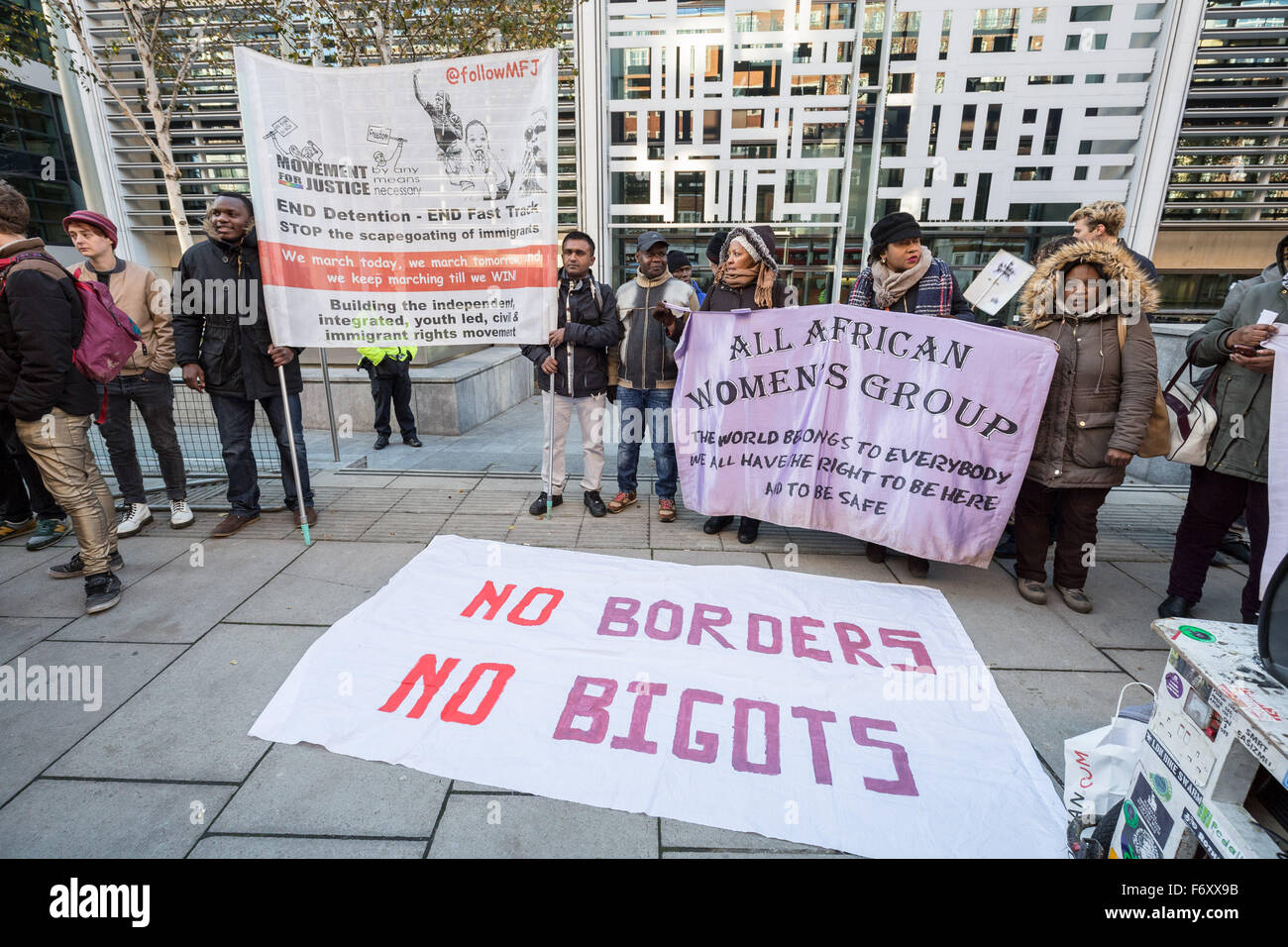 London, UK. 21. November 2015. "Keine Grenzen keine Fanatiker" LGBTI Unterstützung für Migranten Protest und außen Innenministerium gegen feindliche Einwanderungspolitik Credit-Rallye: Guy Corbishley/Alamy Live News Stockfoto