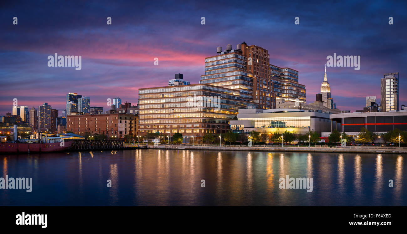 Ansicht und City Lights West Chelsea und Midtown Manhattan Skyline vom Hudson River am frühen Abend. New York City Stockfoto