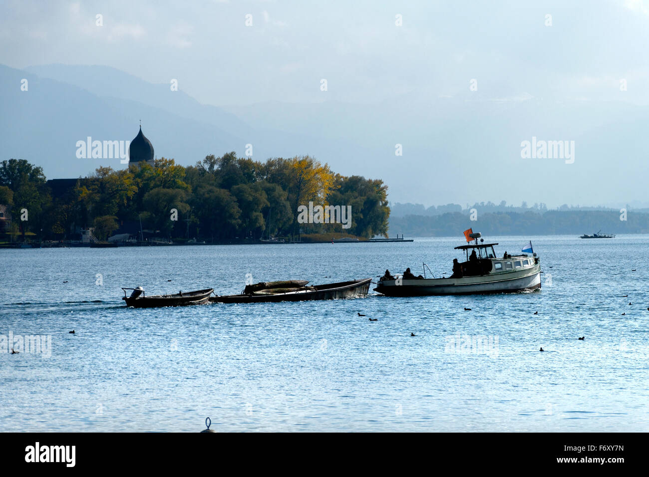 Boote auf See Chiemsee mit Fraueninsel in der Ferne abgeschleppt Chiemgau, Oberbayern, Deutschland, Europa. Stockfoto