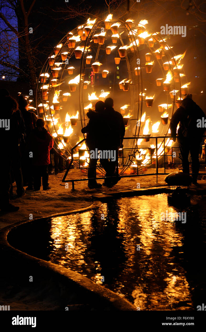 Paar Umarmung an wintercity Nächte der Fire globe durch cie carabosse in Toronto Stockfoto