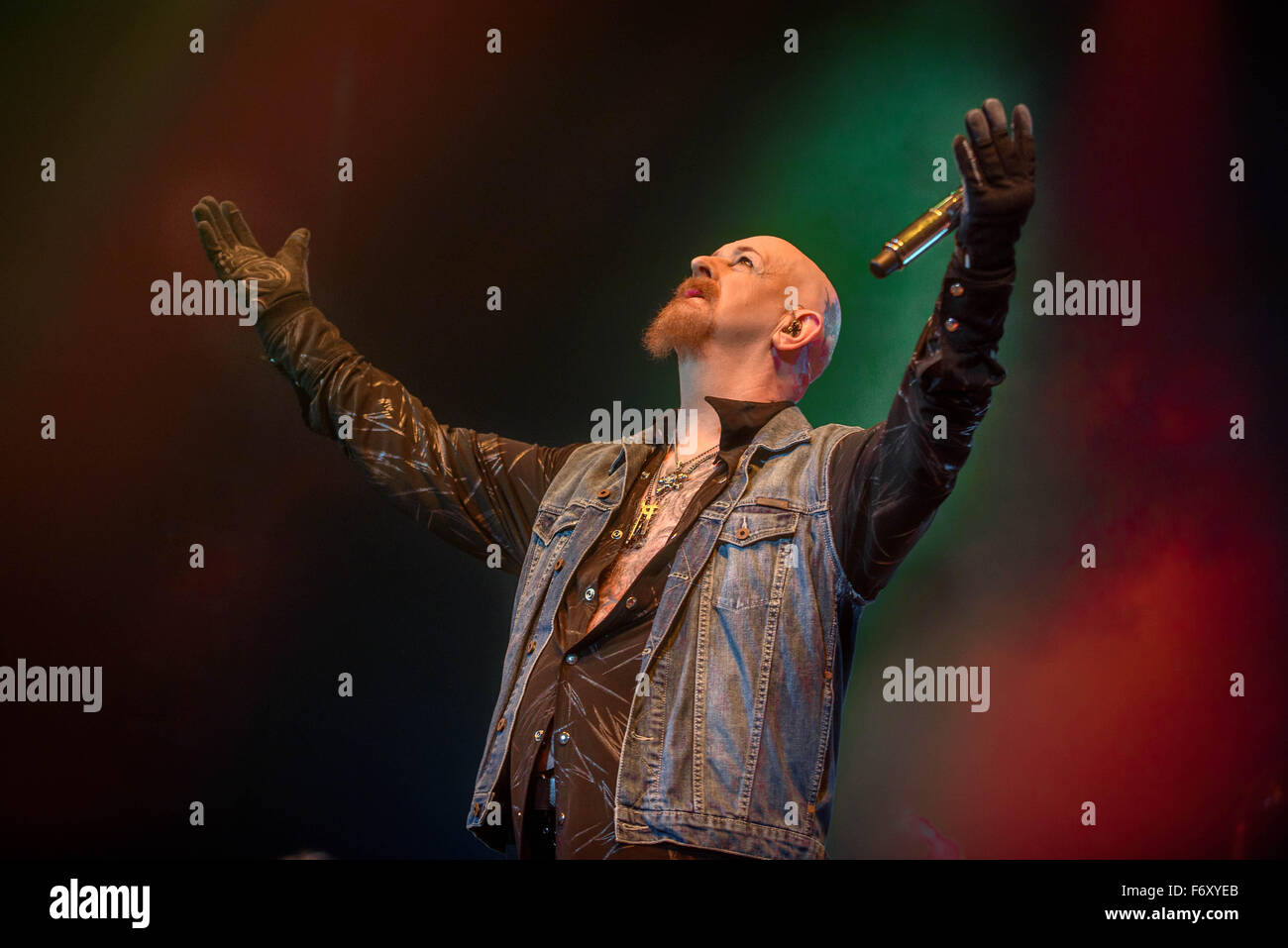 Toronto, Ontario, Kanada. 12. November 2015. Legendäre britische Heavy-Metal-Band "Judas Priest" Perfromed eine Show im Air Canada Centre in Toronto, Kanada. Im Bild: ROB HALFORD © Igor Vidyashev/ZUMA Draht/Alamy Live News Stockfoto