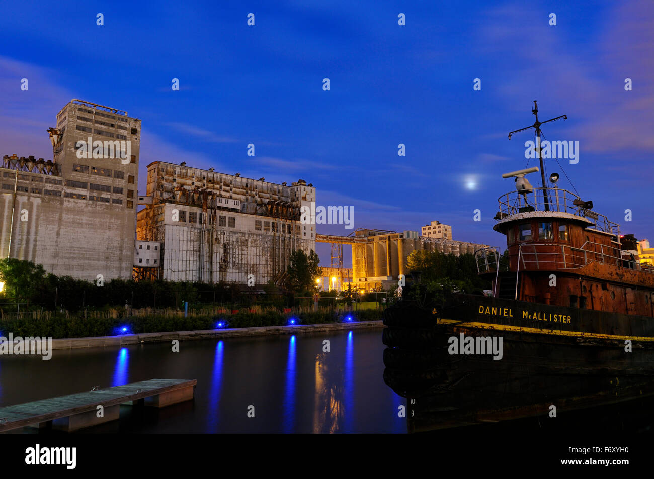 Grain Elevator Nummer 5 und Schlepper in Old Montreal am Lachine-Kanal Stockfoto