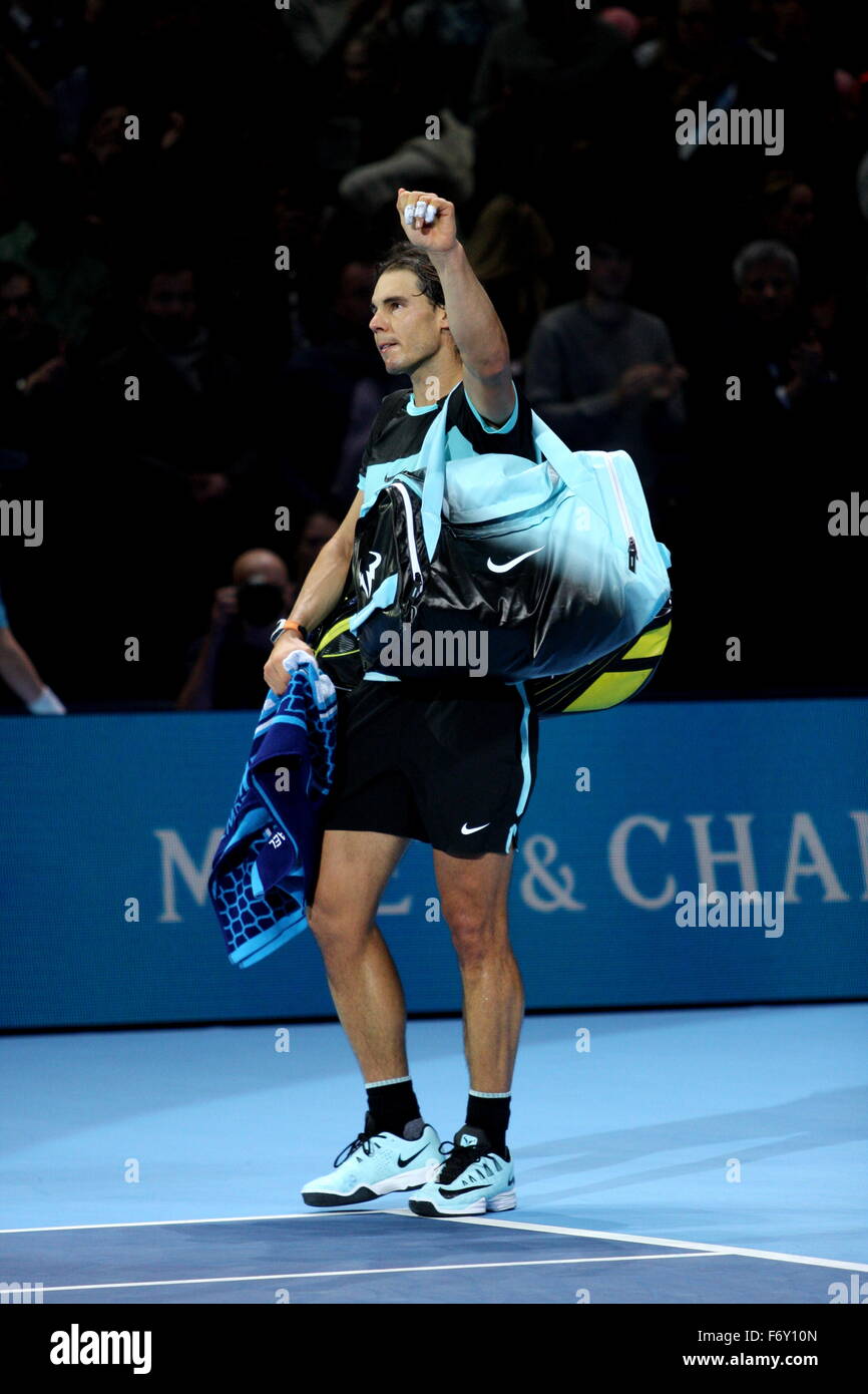 London, UK. 21. November 2015. Barclays ATP World Tour Finals, Rafael Nadal (ESP) Gericht verlassen, nachdem er besiegt Novak Djokovic (SRB) im Halbfinale der Tag 7 übereinstimmen. O2 Arena, London, UK. 21. November 2015. Bildnachweis: Grant Burton/Alamy Live-Nachrichten Stockfoto