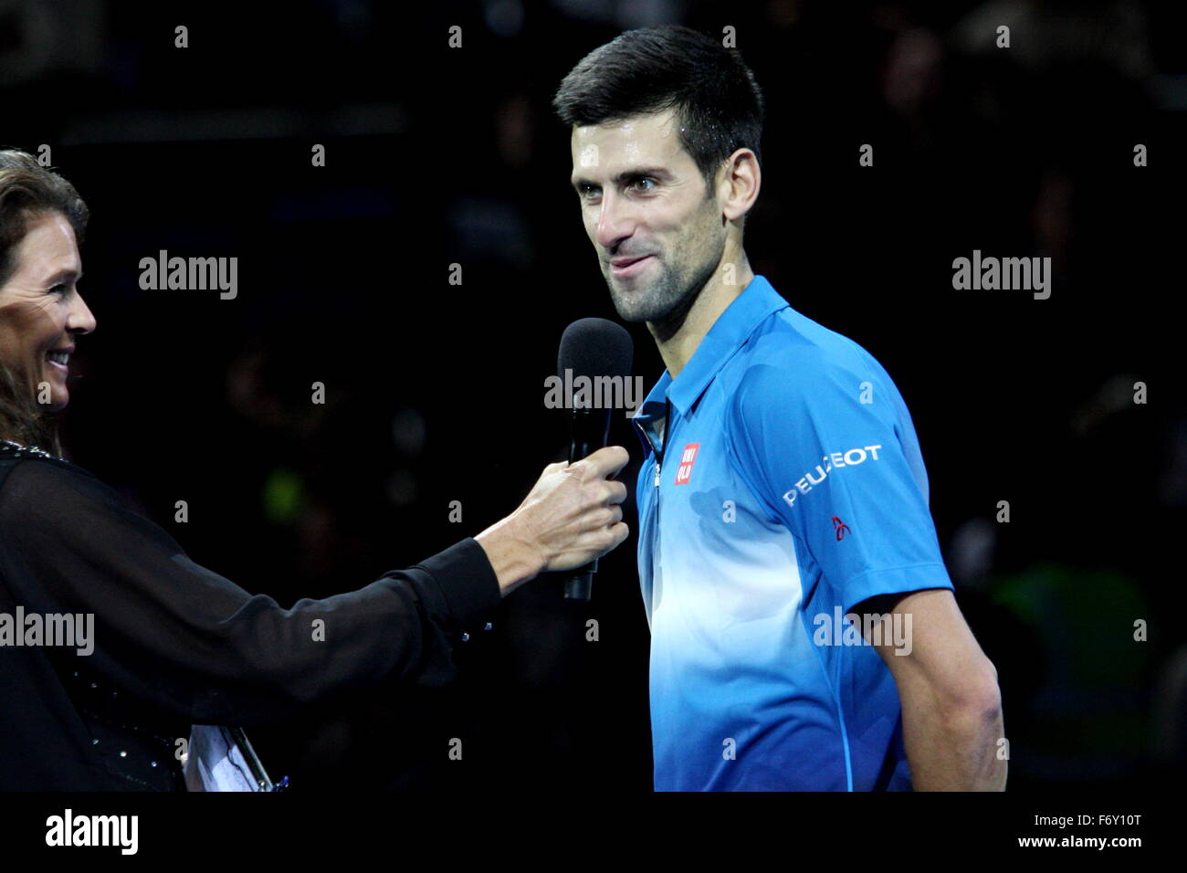 London, UK. 21. November 2015. Barclays ATP World Tour Finals, Novak Djokovic (SRB) interviewt auf Gericht nach seinem Sieg gegen Rafael Nadal (ESP) im Halbfinale der Tag 7 übereinstimmen. O2 Arena, London, UK. 21. November 2015. Bildnachweis: Grant Burton/Alamy Live-Nachrichten Stockfoto