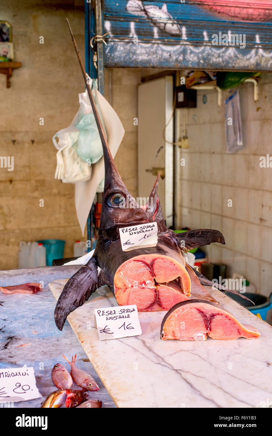 Schwertfisch-Stücke in einem Markt. Schwertfisch. (Kartell in italienischer Sprache, die den Preis) Stockfoto