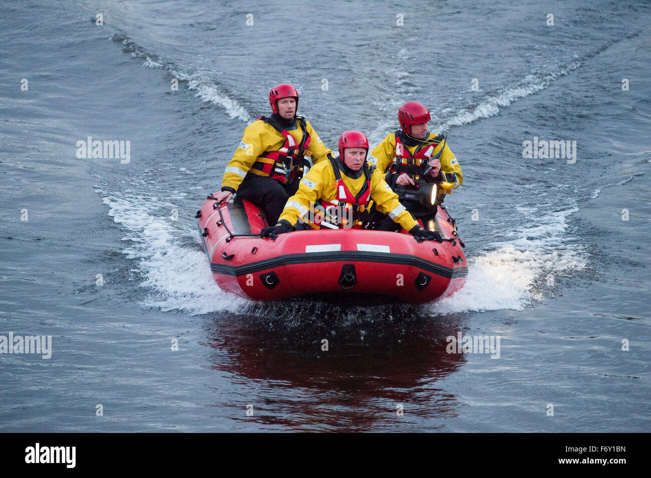 Ein South Wales Feuer und Rettungsteam verwenden ein Speed-Boot, um eine Person gesehen in den Fluss Taff in Cardiff, Südwales suchen. Stockfoto
