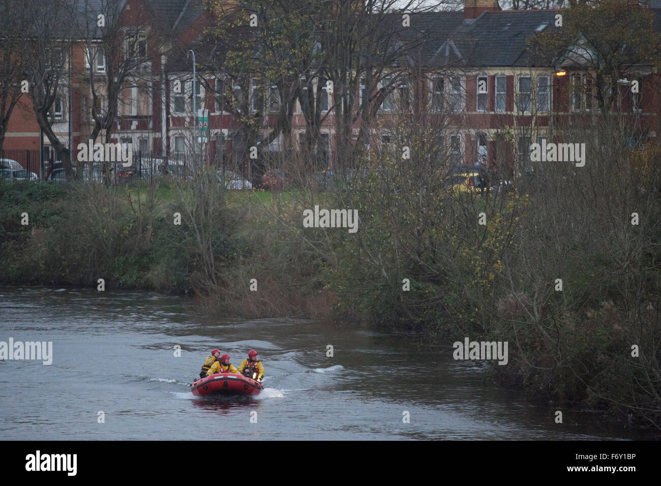 Ein South Wales Feuer und Rettungsteam verwenden ein Speed-Boot, um eine Person gesehen in den Fluss Taff in Cardiff, Südwales suchen. Stockfoto
