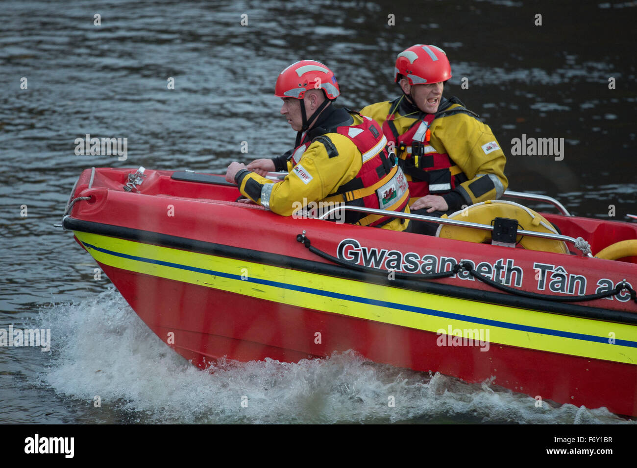 Ein South Wales Feuer und Rettungsteam verwenden ein Speed-Boot, um eine Person gesehen in den Fluss Taff in Cardiff, Südwales suchen. Stockfoto