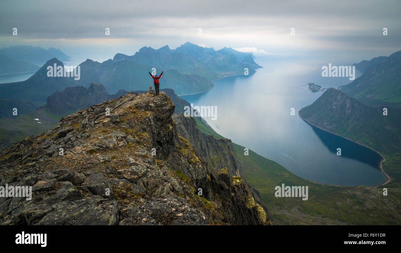 Herrliche Aussicht über die Fjorde von Keipen, Senja Nordnorwegen. Stockfoto