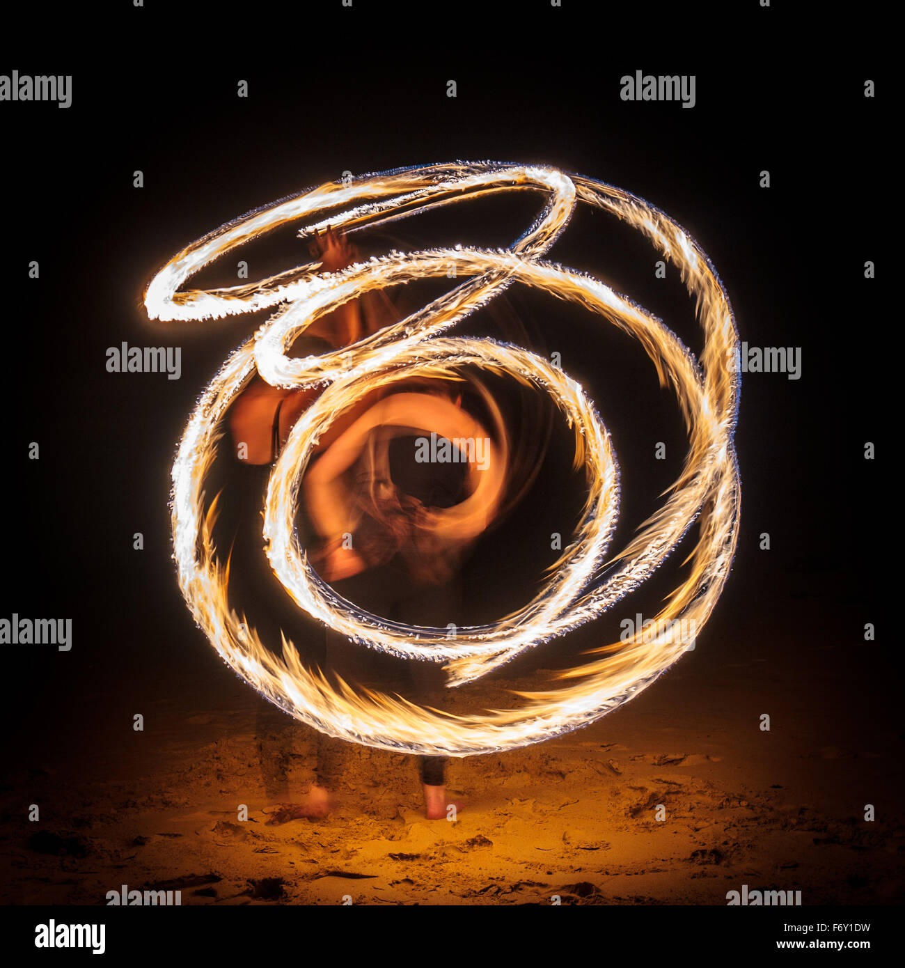 Feuer drehend oder "Feuer Poi" Leistung Stockfoto