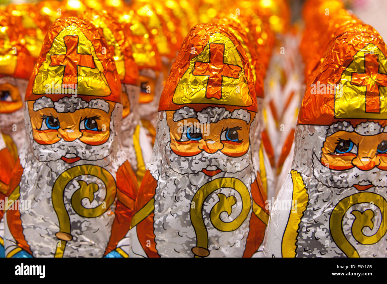 Schokoladen-Figuren von St. Nikolaus Santa in einem Supermarkt angezeigt Regal Stockfoto