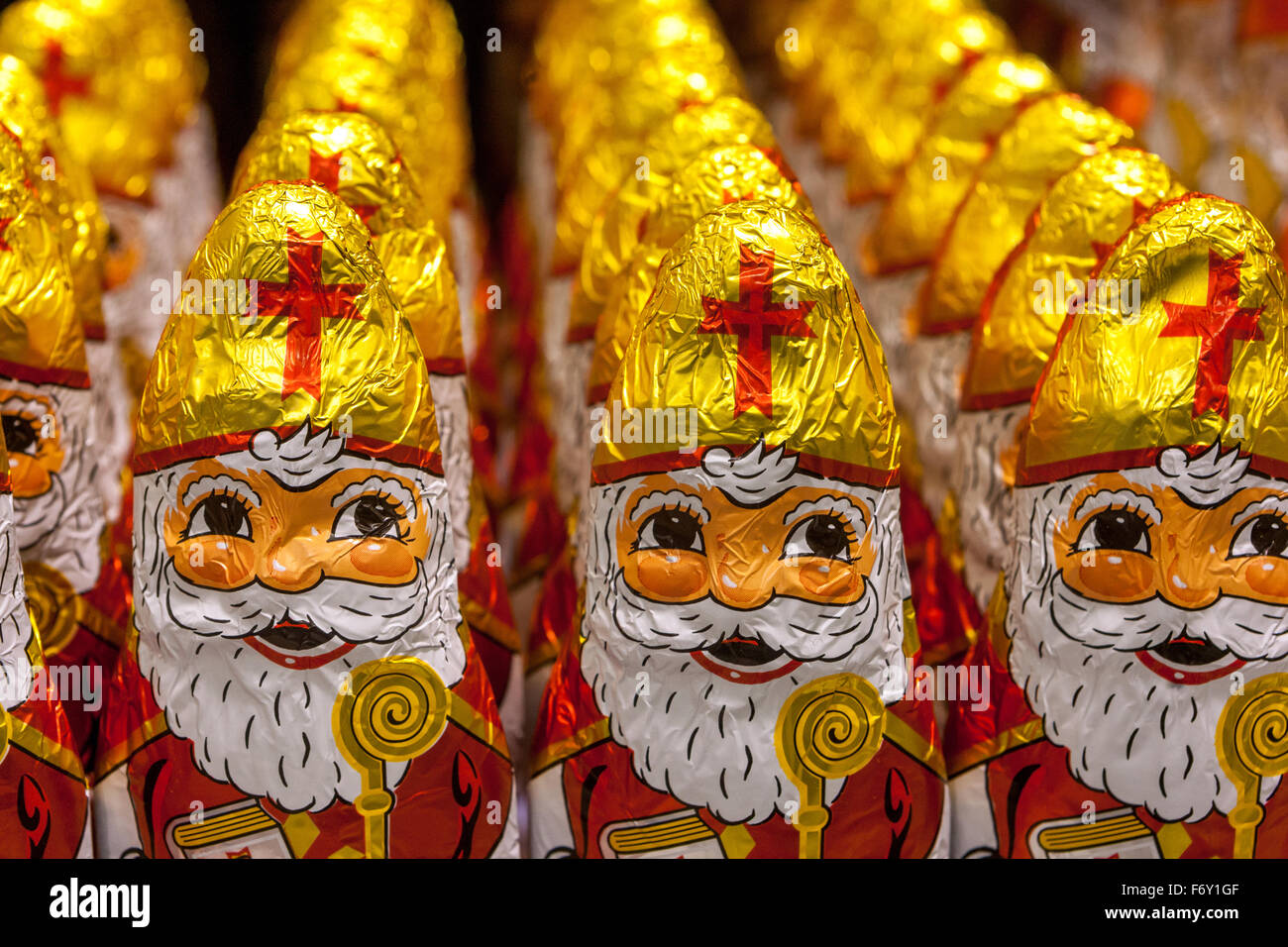 Schokoladen-Figuren des Heiligen Nikolaus in einem Supermarkt Regal angezeigt Stockfoto