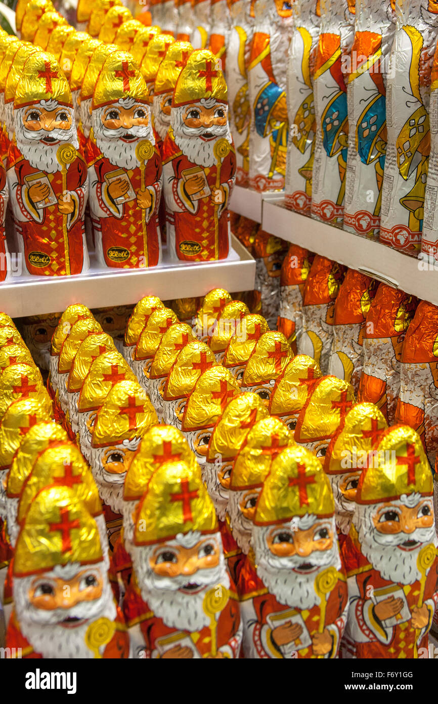 Schokoladenfiguren des Heiligen Nikolaus in einem Supermarkt angezeigt. Stockfoto