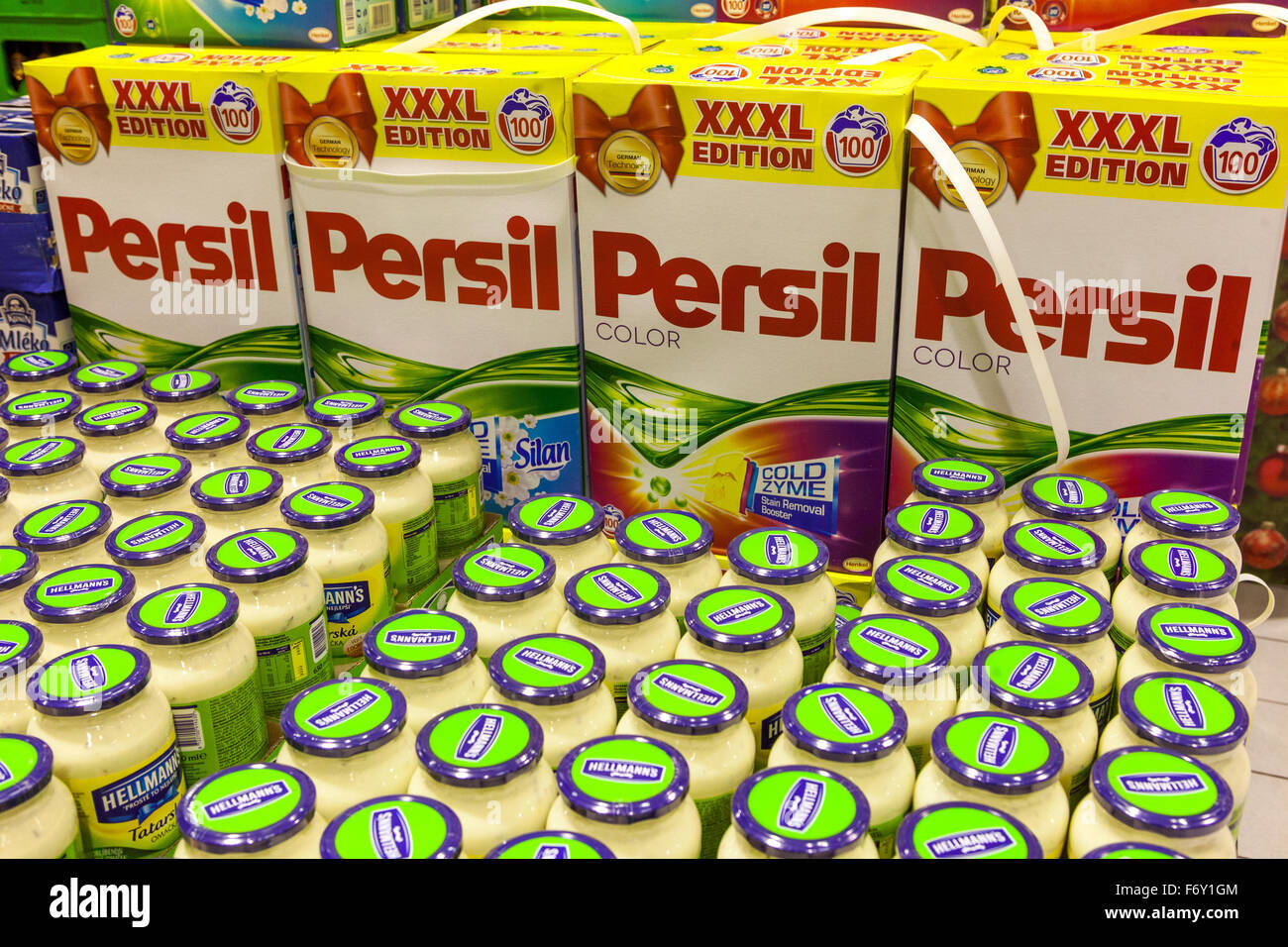 Persil Waschpulver auf einem Supermarktregal Stockfoto