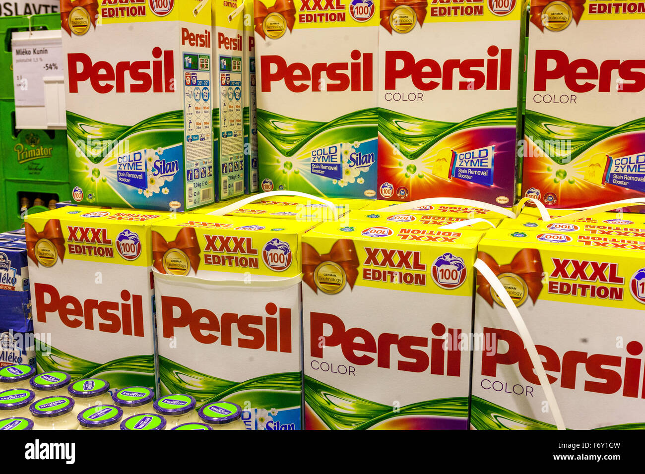 Persil Waschpulver auf einem Supermarktregal Stockfoto