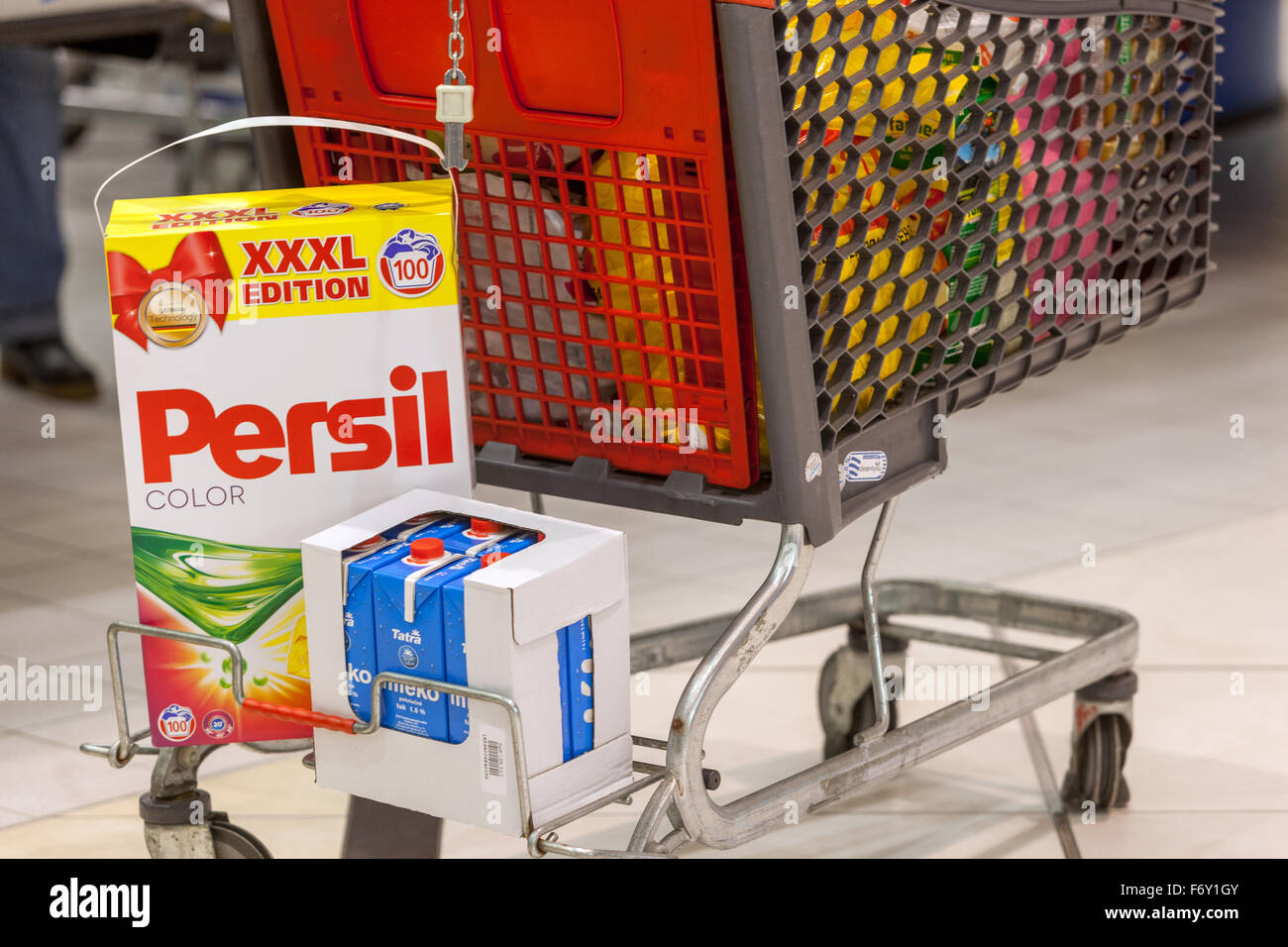 Persil Waschpulver in den Warenkorb legen Stockfoto