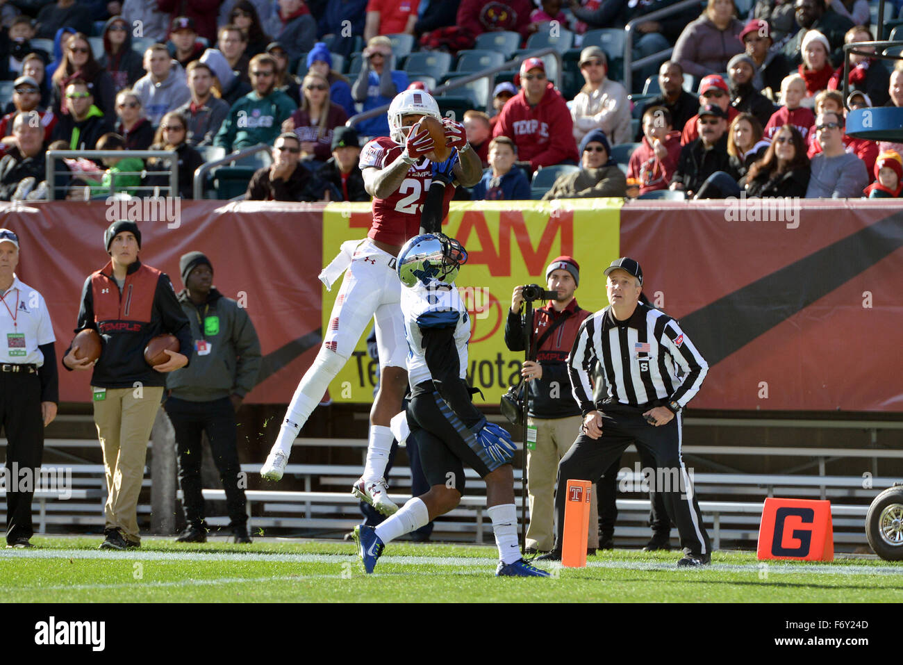 Philadelphia, Pennsylvania, USA. 21. November 2015. Temple Owls Wide Receiver ROMOND DELOATCH (23) fängt einen ersten Halbjahr Touchdown während der amerikanischen Athletic Conference-Football-Spiel am Lincoln Financial Field. Credit: Ken Inness/ZUMA Draht/Alamy Live-Nachrichten Stockfoto