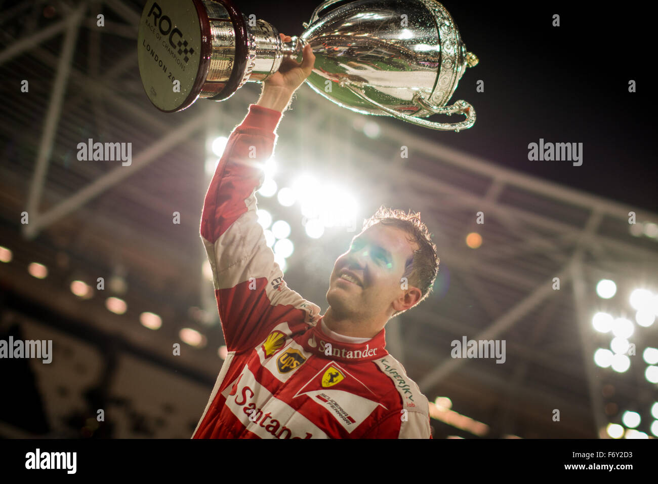 London, UK. 21. November 2015. Vier Mal Formel 1 Weltmeister Sebastian Vettel Deutschlands feiert nach dem Sieg von The Race of Champions im The Stadion am Queen Elizabeth Olympic Park am 21. November 2015 in LONDON, Vereinigtes Königreich (Foto: Gergo Toth Fotografie / ALAMY Live News) Stockfoto