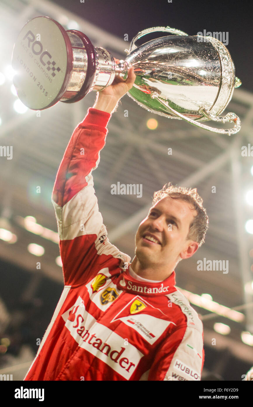 London, UK. 21. November 2015. Vier Mal Formel 1 Weltmeister Sebastian Vettel Deutschlands feiert nach dem Sieg von The Race of Champions im The Stadion am Queen Elizabeth Olympic Park am 21. November 2015 in LONDON, Vereinigtes Königreich (Foto: Gergo Toth Fotografie / ALAMY Live News) Stockfoto