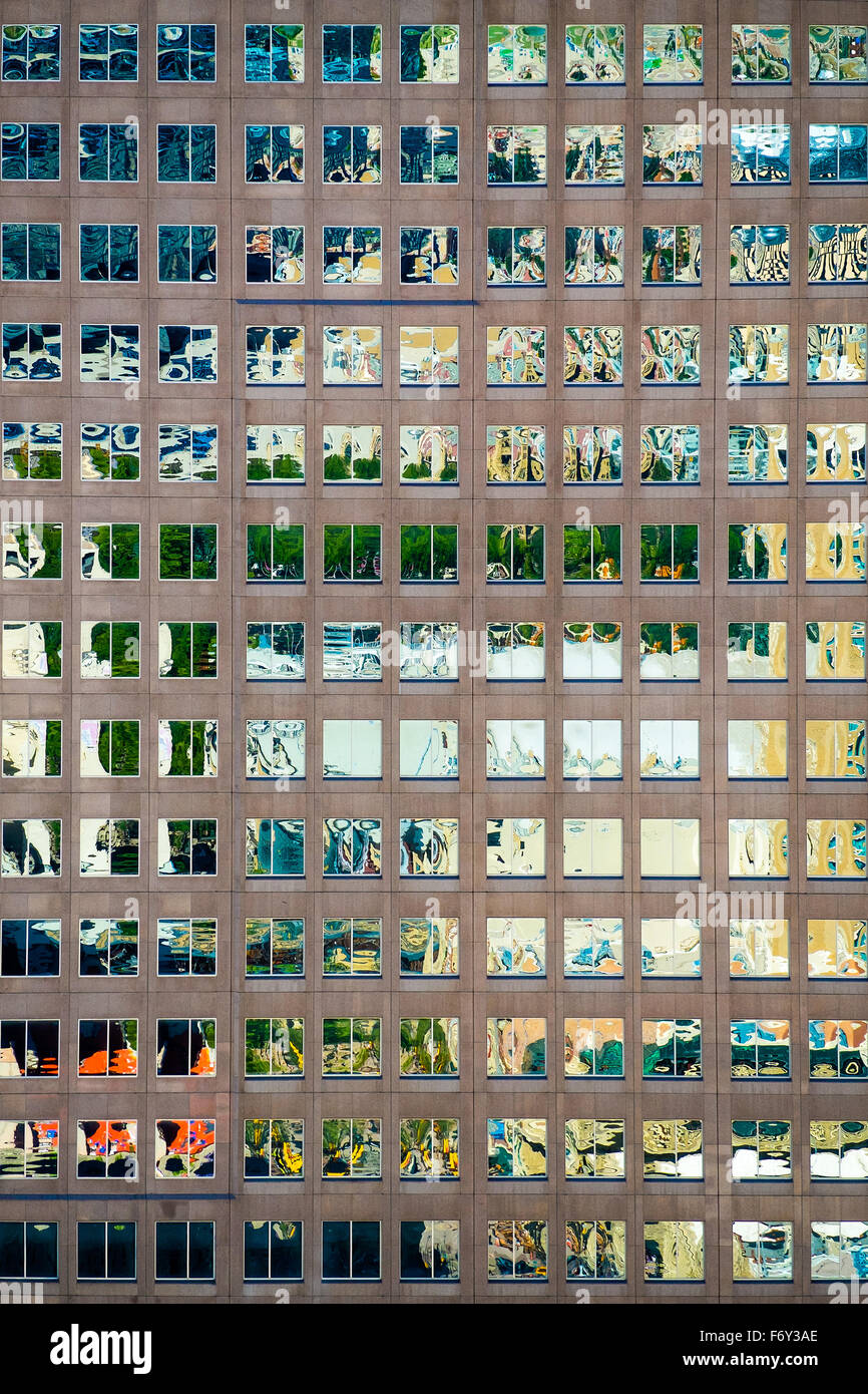 Jedes Fenster dieses Bürogebäude zeigt verschiedene, bunte Reflexion in Calgary, Kanada Stockfoto