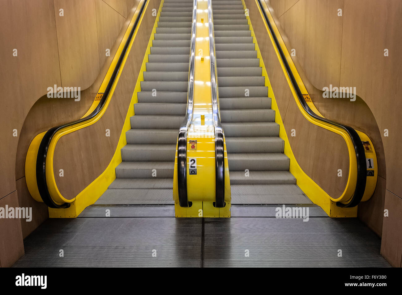 Eine leere gelbe Rolltreppe führt im Gebäude. Stockfoto