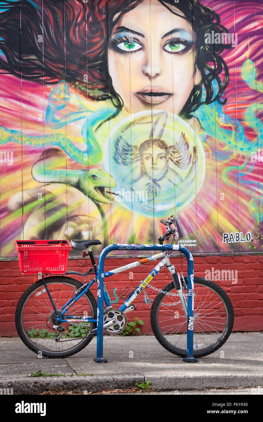Ein Fahrrad geparkt vor einem Wandgemälde in Portland, Oregon. Stockfoto