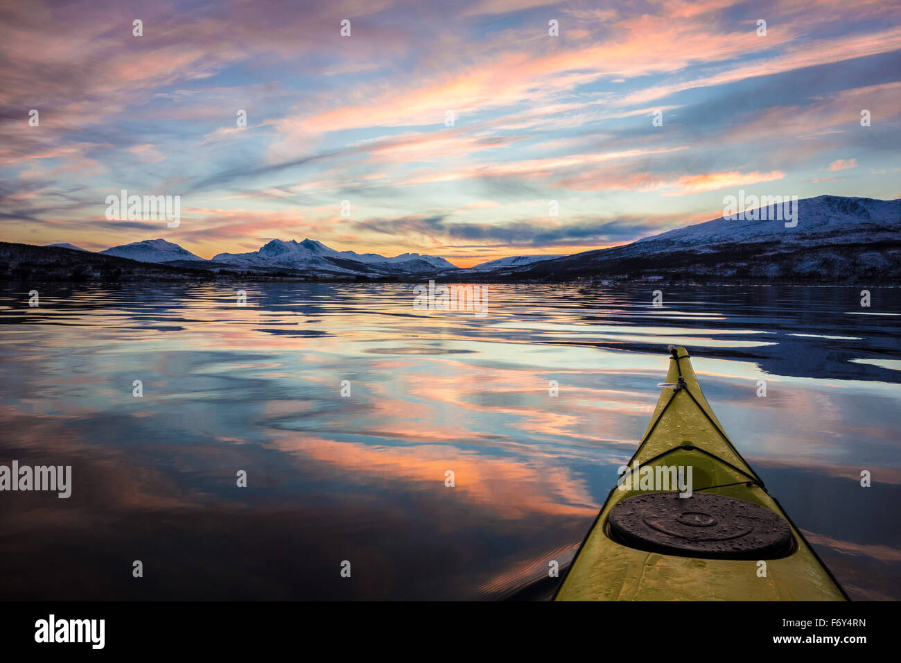 Schönes ruhiges Wasser, Kajak Stockfoto