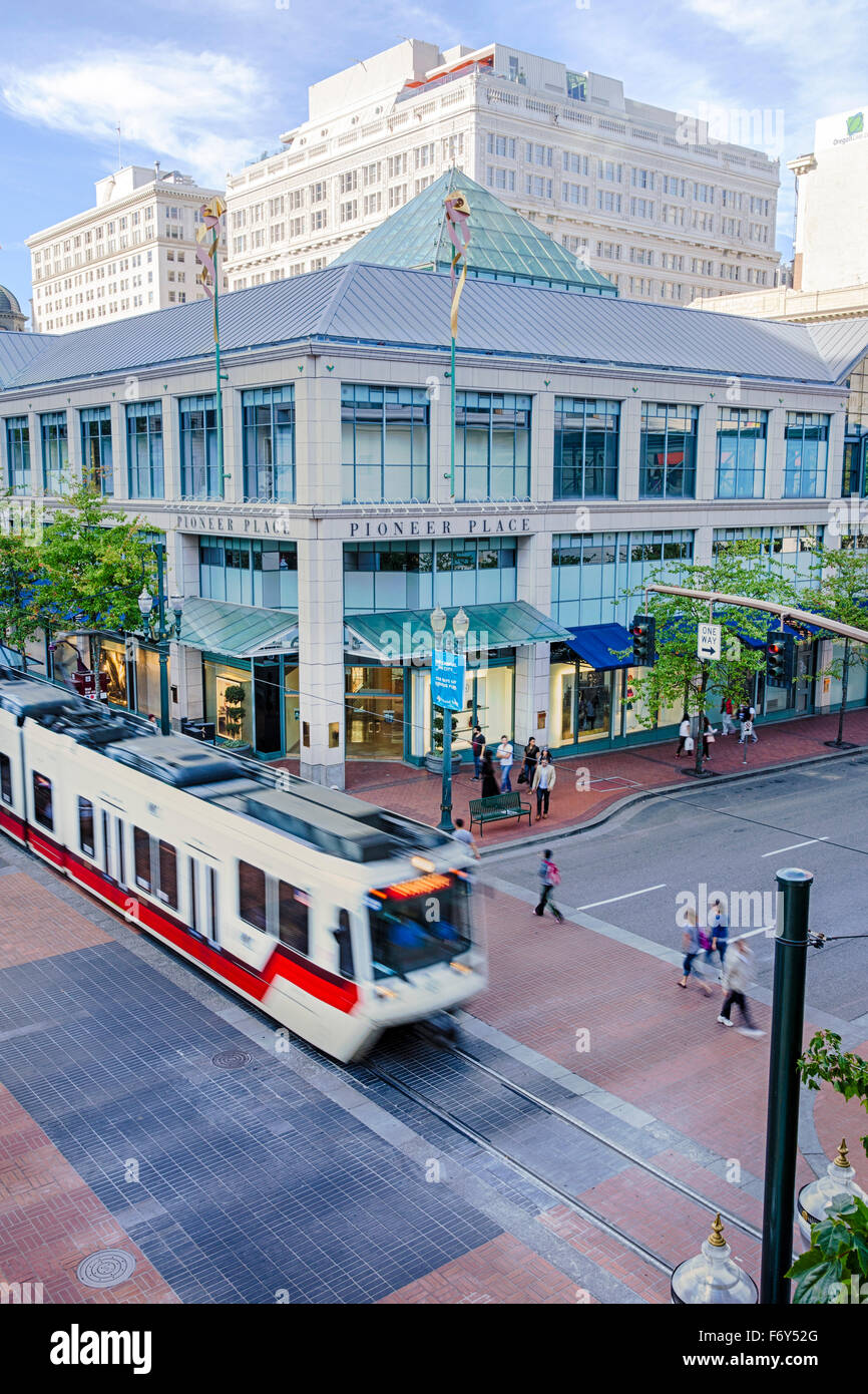 Der Tri-Met Max Stadtbahn Zug rollt durch die Innenstadt von Portland, Oregon. Stockfoto