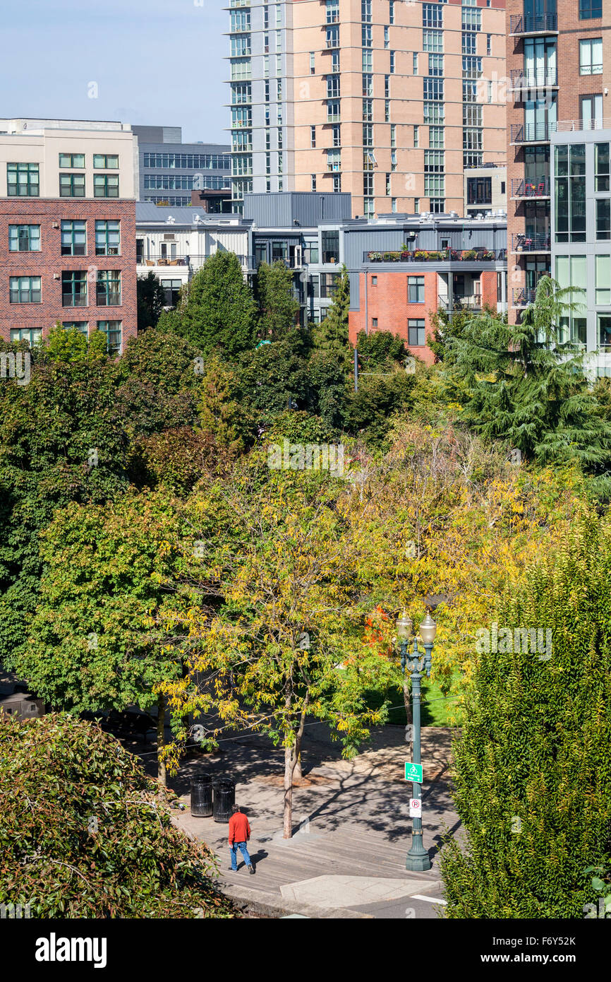 Blick auf Plaza Jamison von Ecotrust Building Terrasse im Pearl District von Portland, Oregon. Stockfoto