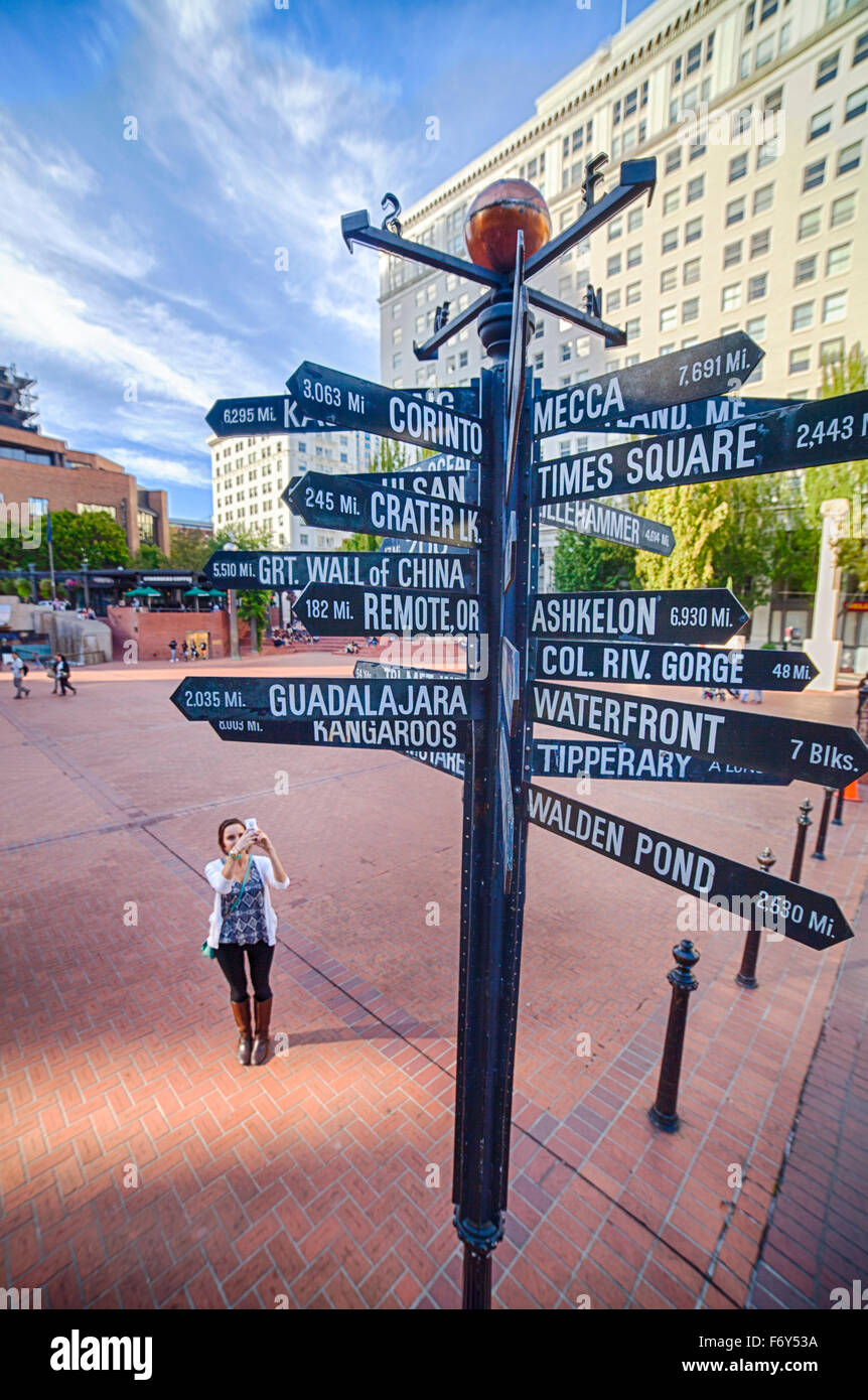 Dieses ikonische Zeichen Post gibt Touristen irgendeine Richtung in Pioneer Square, Innenstadt von Portland, Oregon. Stockfoto