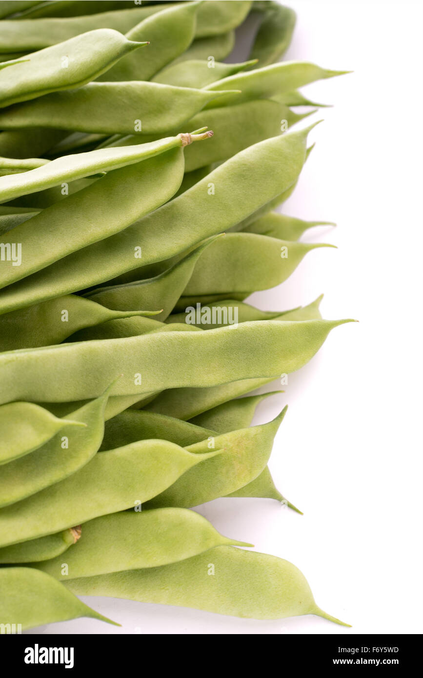 Grüne Bohnen isoliert auf einem weißen Hintergrund. Stockfoto