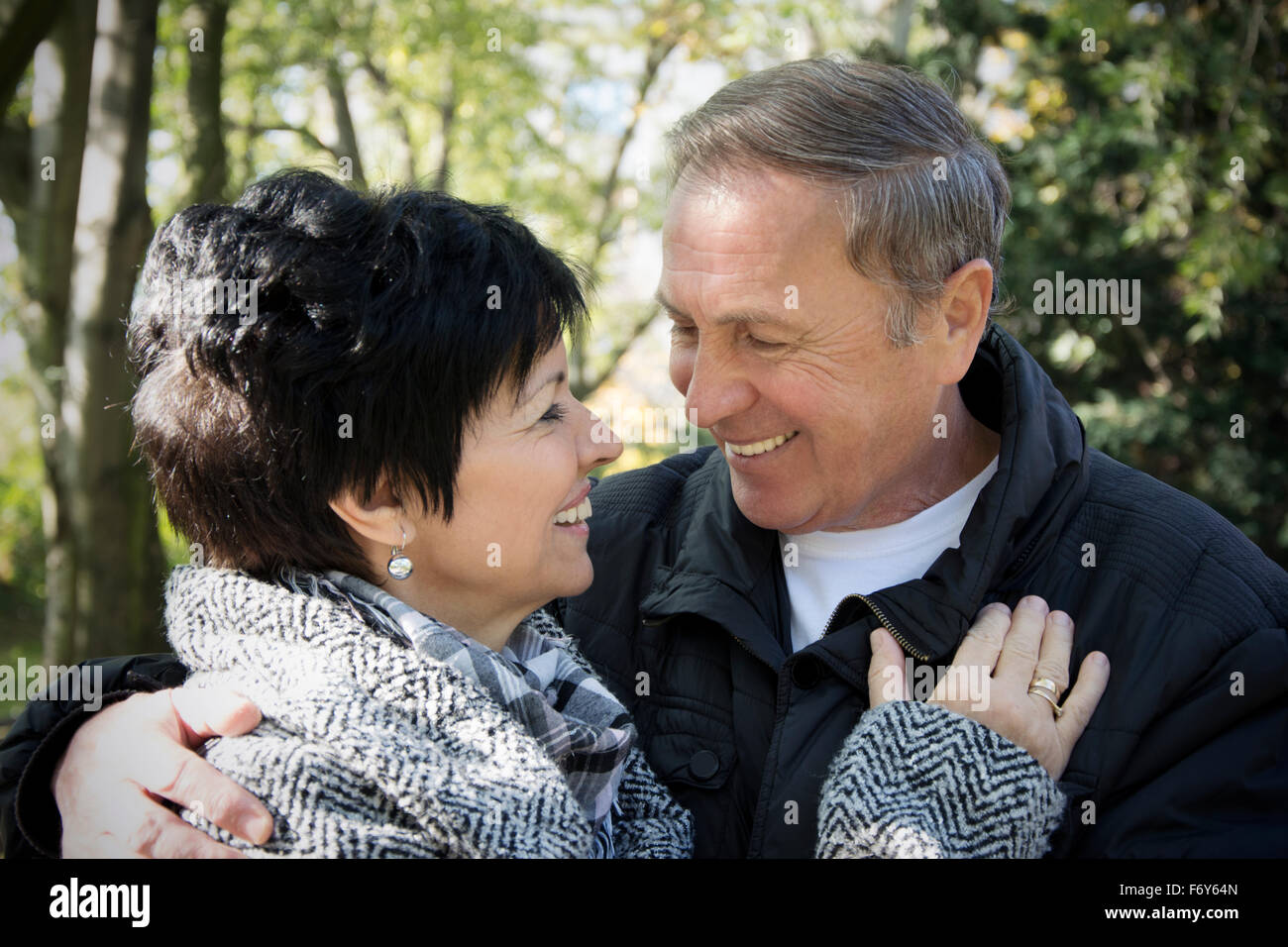 Senior paar genießen Leben und Herbst Tage im Park geheiratet Stockfoto