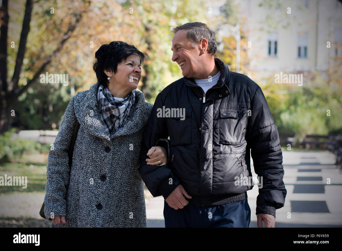 Senior paar genießen Leben und Herbst Tage im Park geheiratet Stockfoto