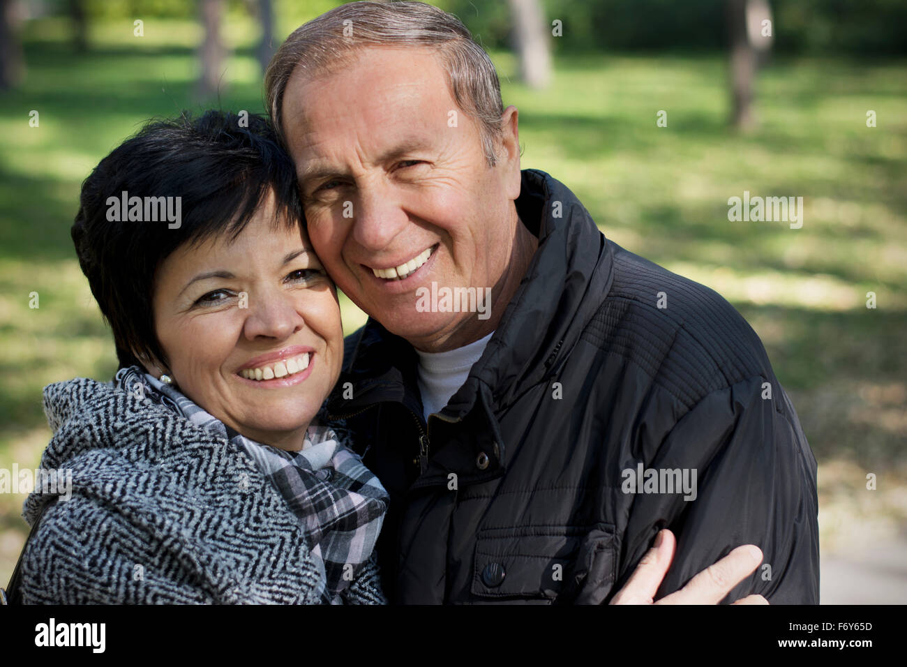 Senior paar genießen Leben und Herbst Tage im Park geheiratet Stockfoto