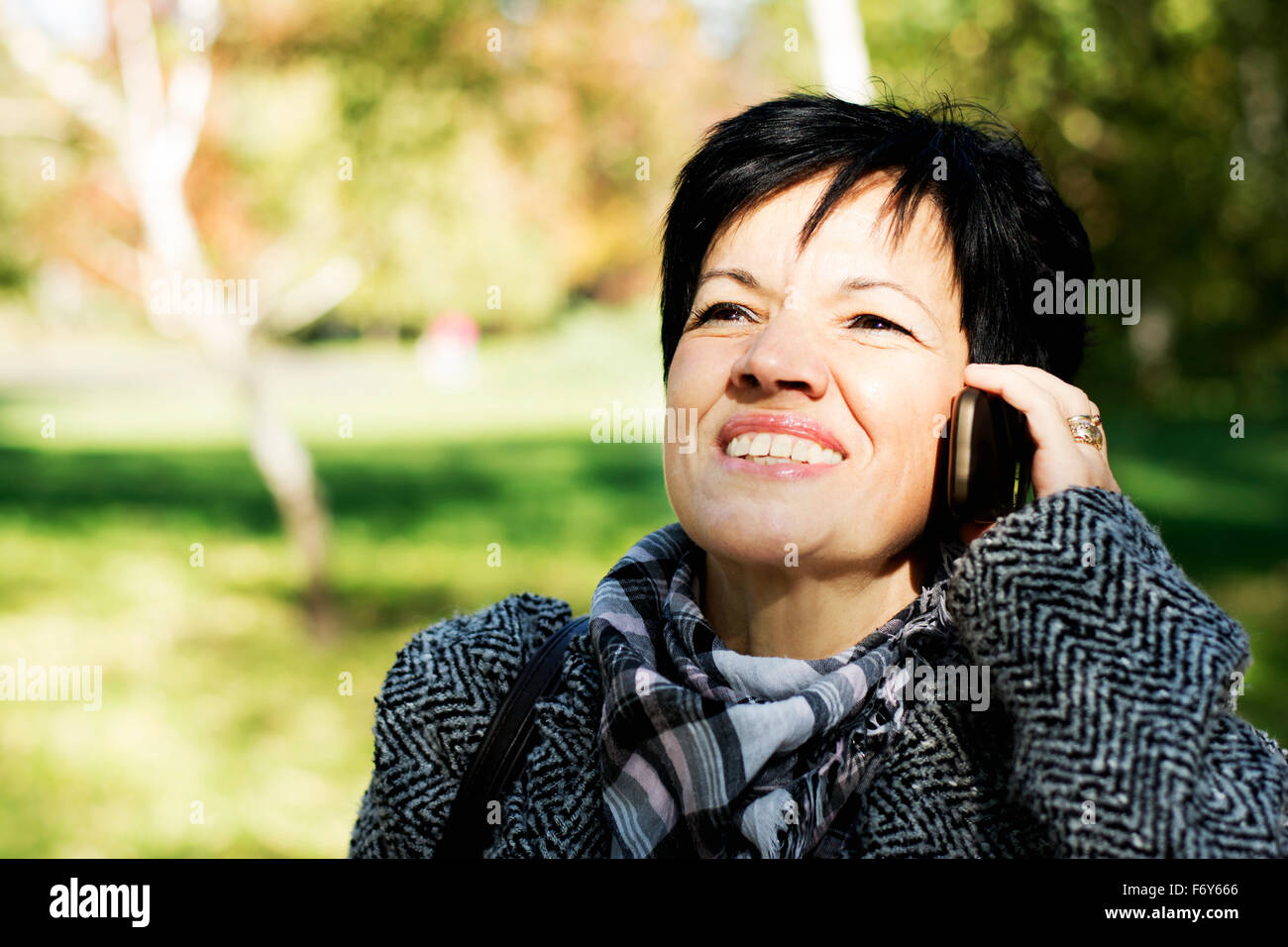 Schönen mittelalterlichen Frau mit dunklen Kurzhaarschnitt mit Gerät im park Stockfoto