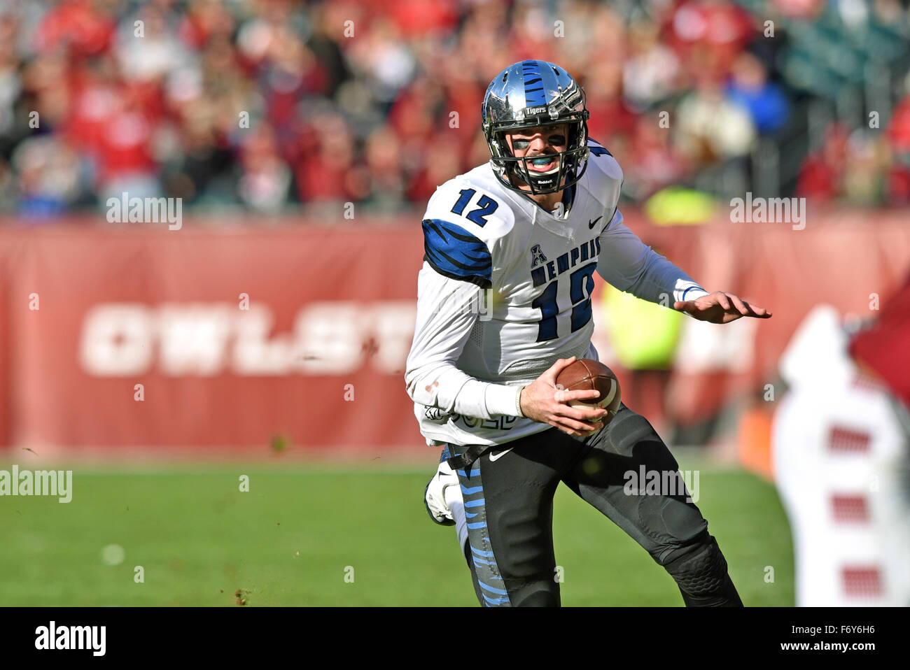 Philadelphia, Pennsylvania, USA. 21. November 2015. Memphis Tigers quarterback PAXTON LYNCH (12) läuft mit dem Ball während des amerikanischen Athletic Conference-Fußball-Spiels am Lincoln Financial Field. Die Eulen schlagen die Tiger 31-12. Credit: Ken Inness/ZUMA Draht/Alamy Live-Nachrichten Stockfoto