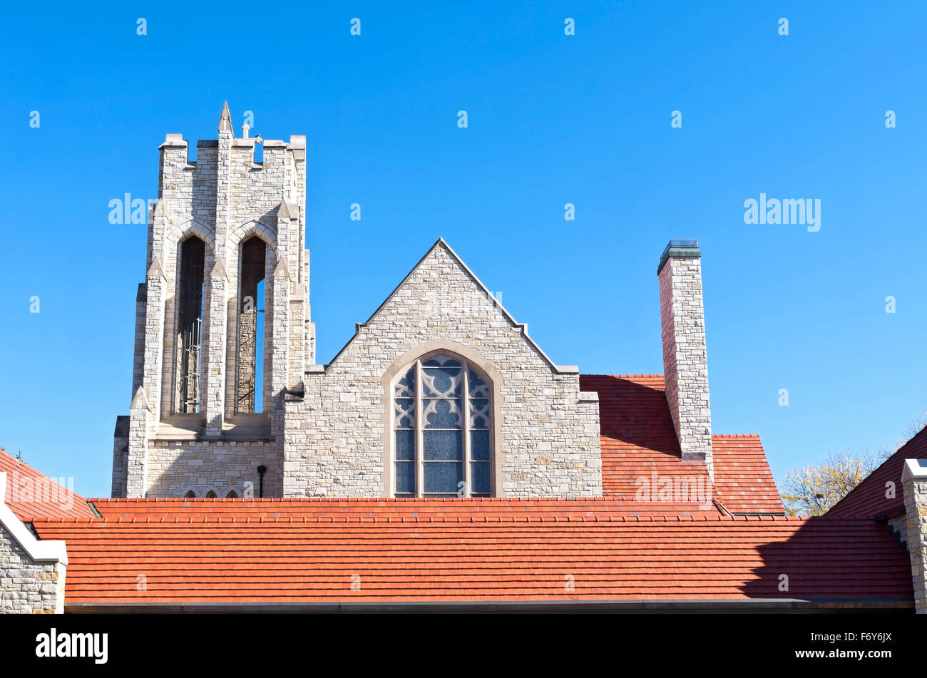 Bell Turm außen und roten Ziegeldach der Gotik lutherischen Kirche in Minneapolis minnesota Stockfoto