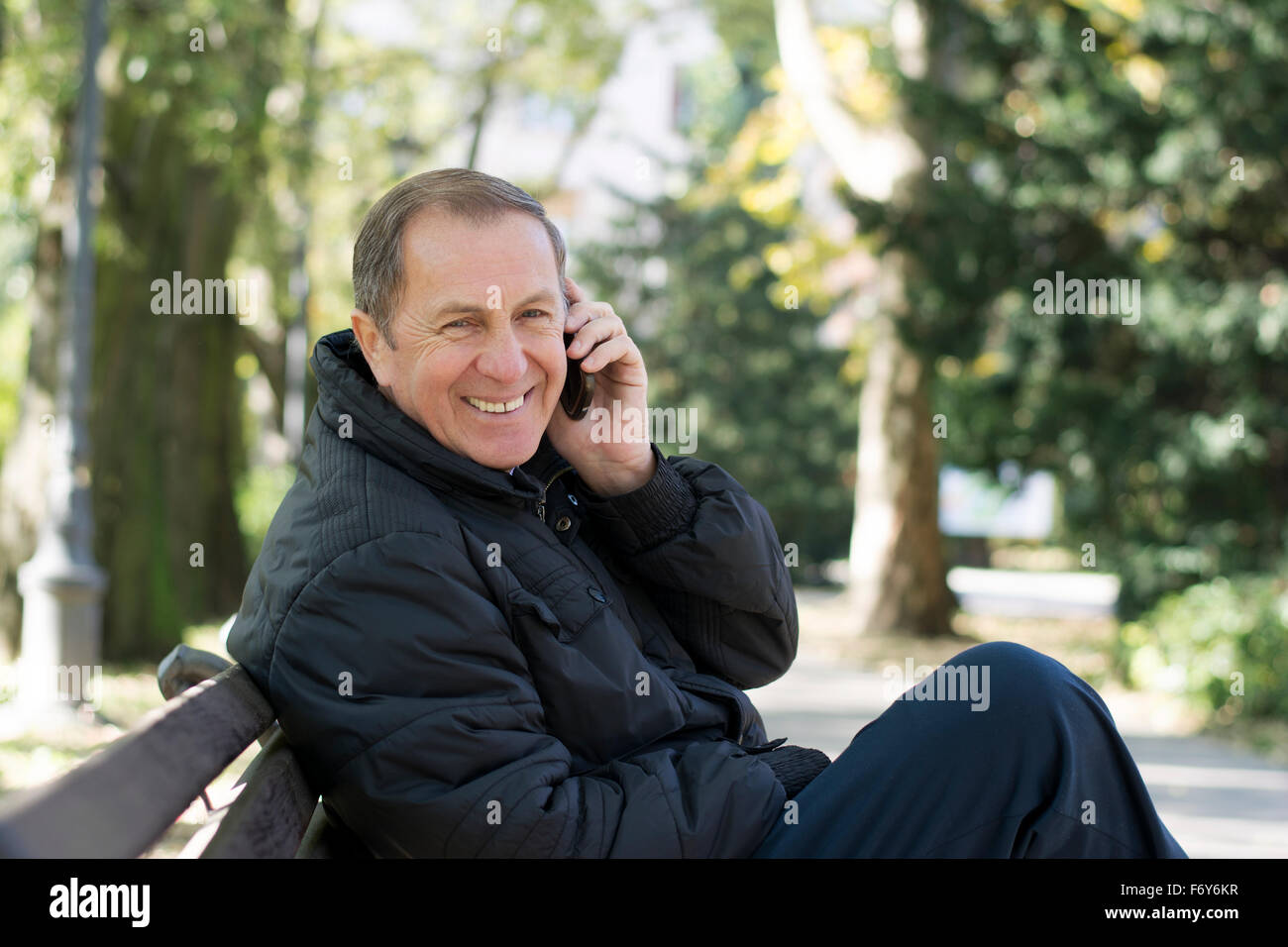 Mann mittleren Alters mit neuen Technologie-Gerät im park Stockfoto