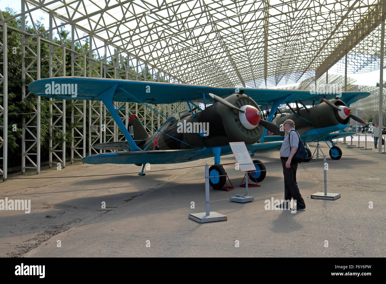 Die sowjetischen ich-15bis Jagdflugzeug (mock-up) in der Ausstellung der militärischen Ausrüstung im Park Pobedy, Moskau, Russland. Stockfoto