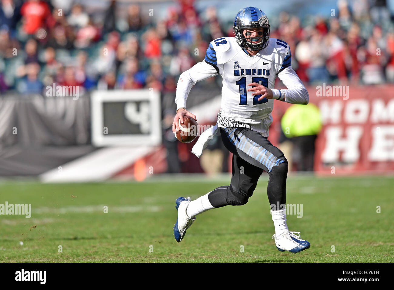 Philadelphia, Pennsylvania, USA. 21. November 2015. Memphis Tigers quarterback PAXTON LYNCH (12) läuft mit dem Ball während des amerikanischen Athletic Conference-Fußball-Spiels am Lincoln Financial Field. Die Eulen schlagen die Tiger 31-12. Credit: Ken Inness/ZUMA Draht/Alamy Live-Nachrichten Stockfoto