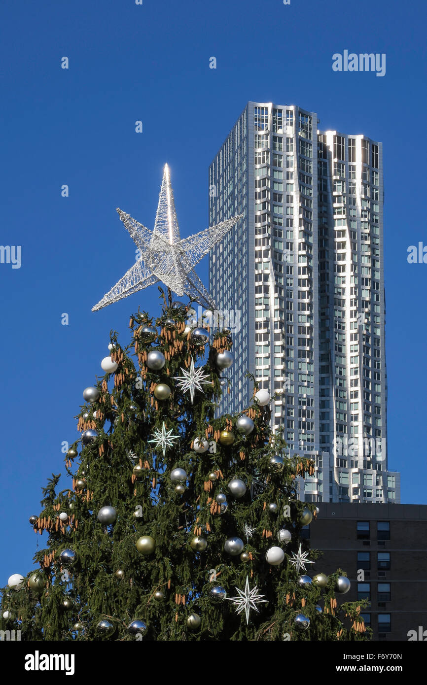 South Street Seaport Weihnachtsbaum und New York von Gehry-Gebäude, New York Stockfoto