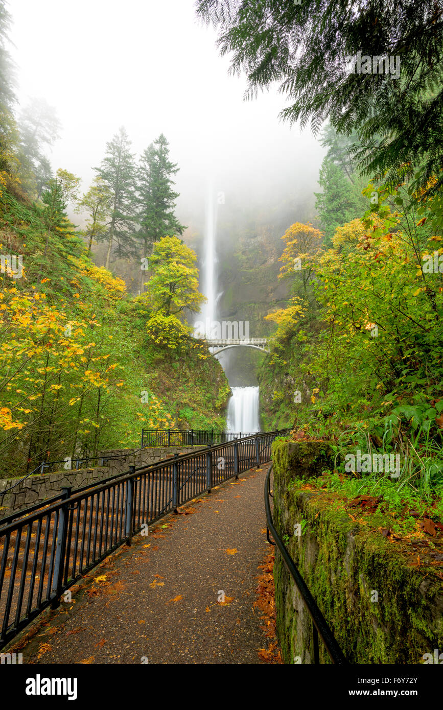 Gang mit Multnomah Wasserfall in Oregon Stockfoto