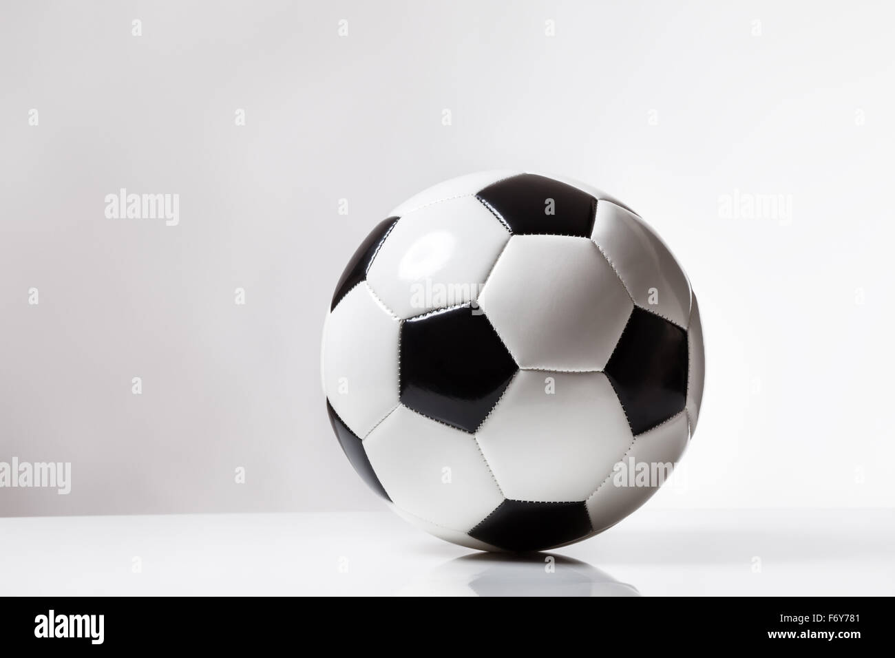 Stillleben-Bild von einem traditionellen schwarzen und weißen Fußball Stockfoto