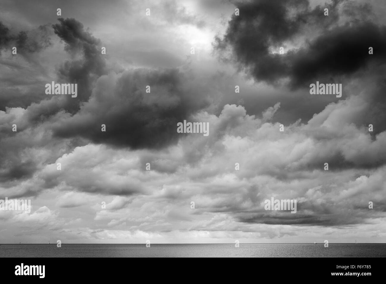 Schuss getroffen auf Osten Mersea Island, Blick auf das Meer mit ein stimmungsvoller Himmel Stockfoto