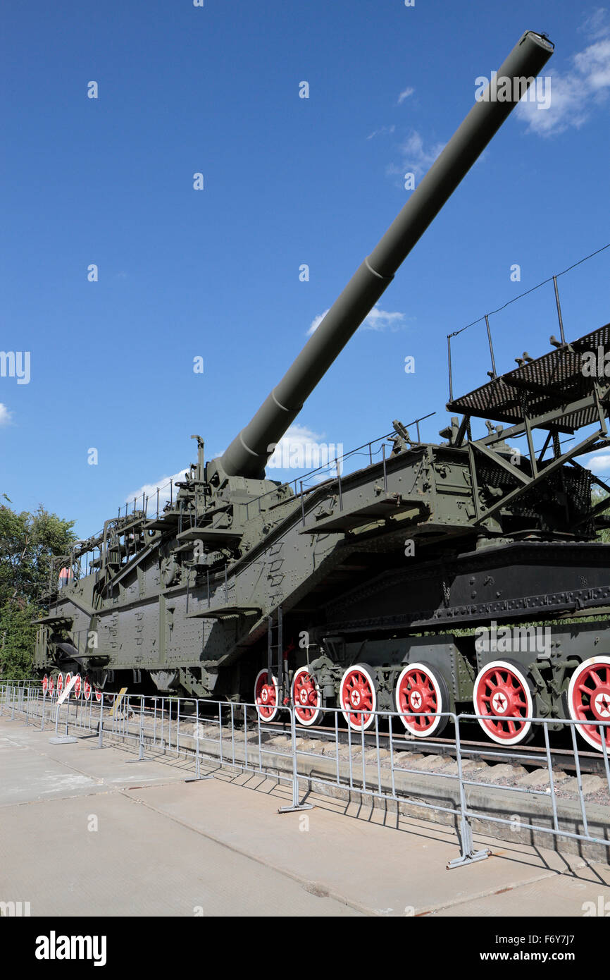 Eine sowjetische 305mm TM-3-12 Bahn Waffe in der Exposition der militärischen Ausrüstung im Park Pobedy, Moskau, Russland. Stockfoto