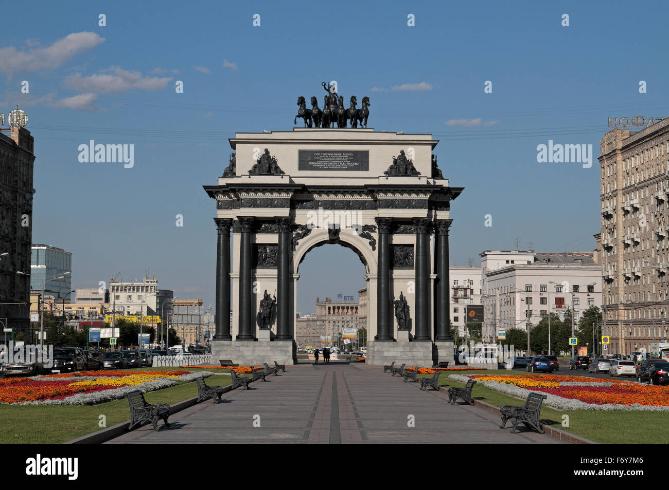 Der Triumphbogen am Kutusowski Avenue in der Nähe von Park Pobedy (Park des Sieges), Moskau, Russland. Stockfoto